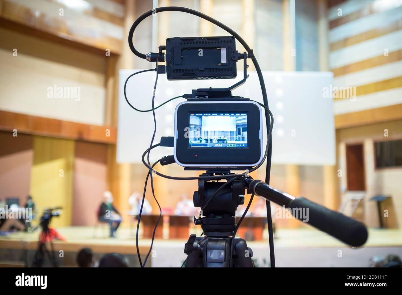 Caméra prenant des vidéos en direct lors de l'événement. Technologie de diffusion en direct et concept de diffusion. Mise au point sélective Banque D'Images