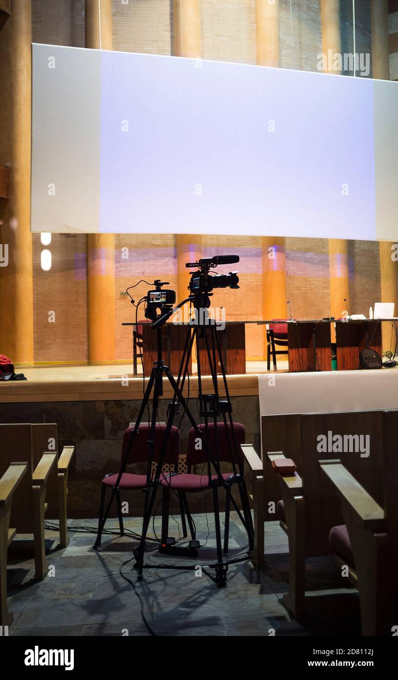 Des caméras prêtes à diffuser des vidéos en direct lors de l'événement. Technologie de diffusion en direct et concept de diffusion. Mise au point sélective Banque D'Images