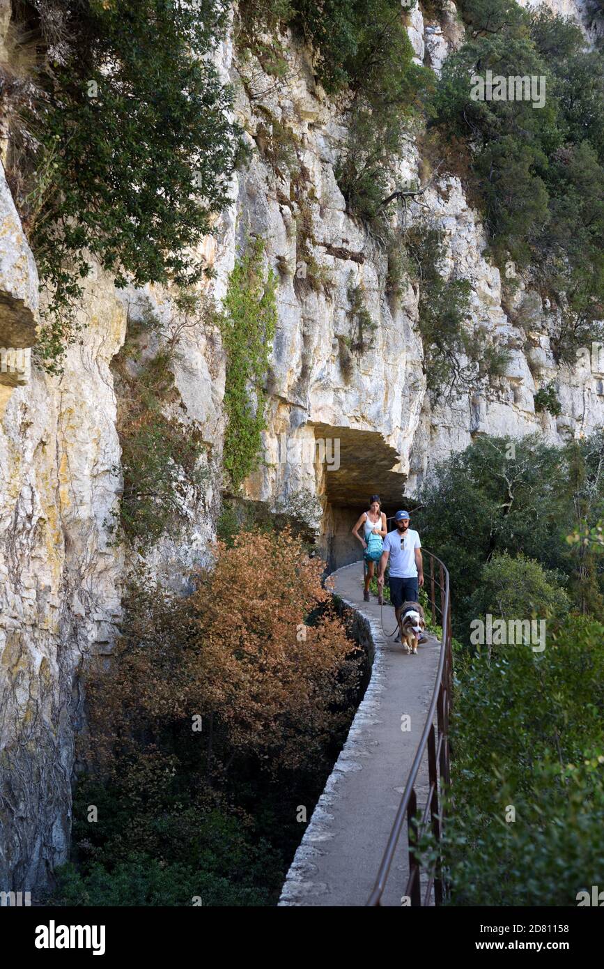 Touristes ou Walkers sur le sentier surélevé chien de marche le long de la gorge du Bas Verdon, ou des gorges des basses du Verdon, près de Quinson Provence France Banque D'Images