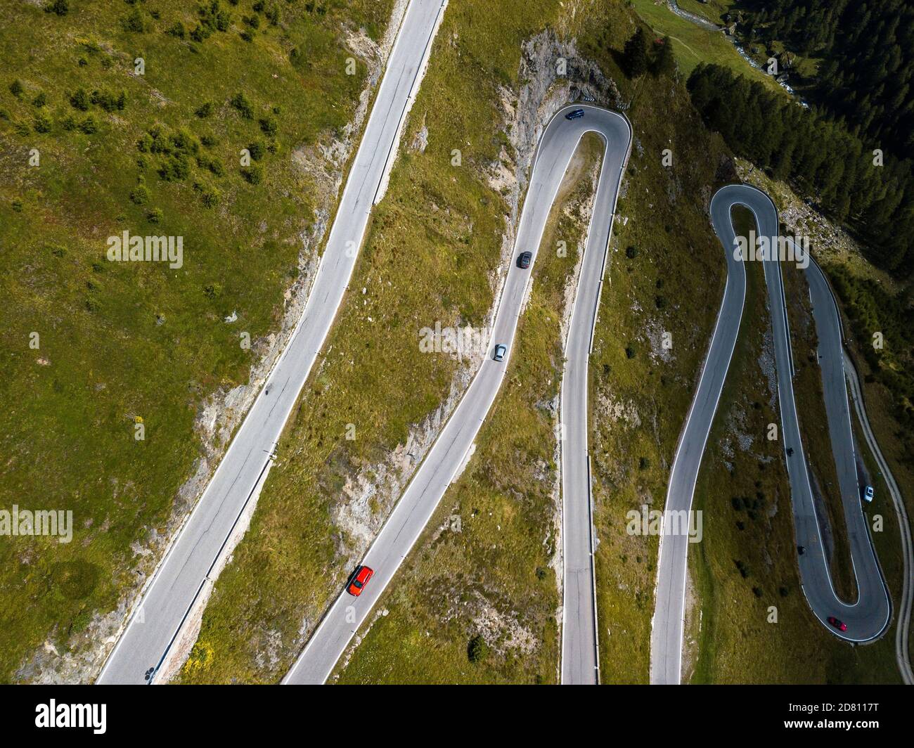 Vue aérienne du sommet sur la route pittoresque du col de montagne sinueux vers Le Timmelsjoch à la frontière de l'Italie et de l'Autriche en Les Alpes Banque D'Images