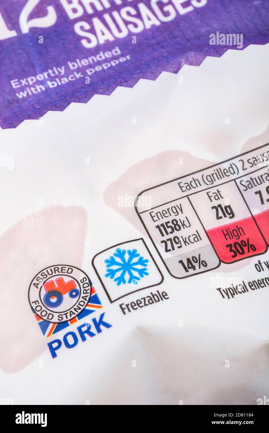 Saucisses de porc Asda enveloppées d'un film plastique avec logo de tracteur rouge Food Asda Standard et graphique de congélateur sur l'emballage + informations diététiques. Produits agricoles britanniques Banque D'Images
