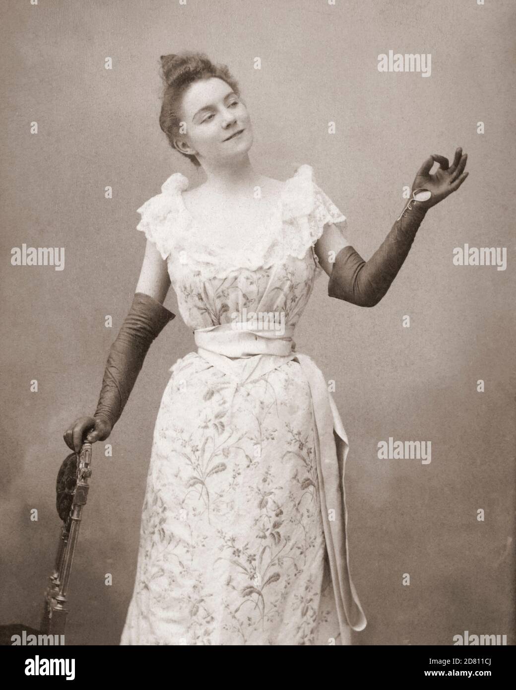 Yvette Guilbert, 1865 - 1944. Chanteuse et actrice de cabaret française. Toulouse Lautrec a réalisé de nombreux croquis et portraits d'elle au Moulin Rouge, où elle était souvent en tête de liste. En 1932, elle a reçu la Légion d'honneur comme Ambassadrice de French Song. Après une photo de carte de l'armoire par Chalot de Paris, vers 1890. Banque D'Images