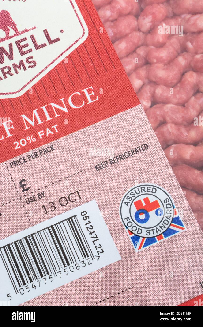 Film plastique viande hachée de Tesco / bœuf haché avec logo tracteur rouge Food Assured Standard. Produits agricoles britanniques, Union Jack sur emballage alimentaire Banque D'Images