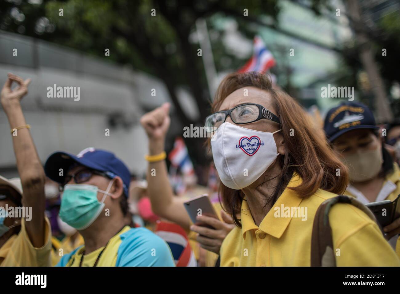 Les manifestants pro-monarchie ont entendu des discours lors d'une manifestation devant l'ambassade d'Allemagne. Les manifestants de chemises jaunes se sont rassemblés devant l’ambassade d’Allemagne à Sathorn Road pour montrer leur soutien à la monarchie. Ils ont également soumis une lettre expliquant la situation politique en Thaïlande à l’ambassadeur Georg Schmidt, qui a été signé par Nitititititorn Lamlua et Pichit Chaimongkol du mouvement du « peuple de Thaïlande ». Banque D'Images