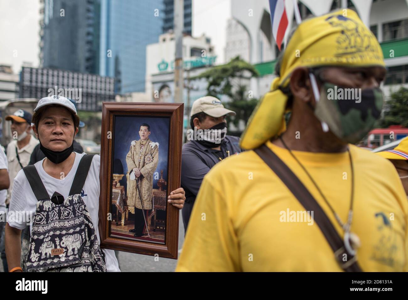 Un manifestant pro-monarchie tient un portrait du roi Maha Vajiralongkorn (Rama X) lors d'une manifestation à l'extérieur de l'ambassade d'Allemagne. Les manifestants de chemises jaunes se sont rassemblés devant l’ambassade d’Allemagne à Sathorn Road pour montrer leur soutien à la monarchie. Ils ont également soumis une lettre expliquant la situation politique en Thaïlande à l’ambassadeur Georg Schmidt, qui a été signé par Nitititititorn Lamlua et Pichit Chaimongkol du mouvement du « peuple de Thaïlande ». Banque D'Images