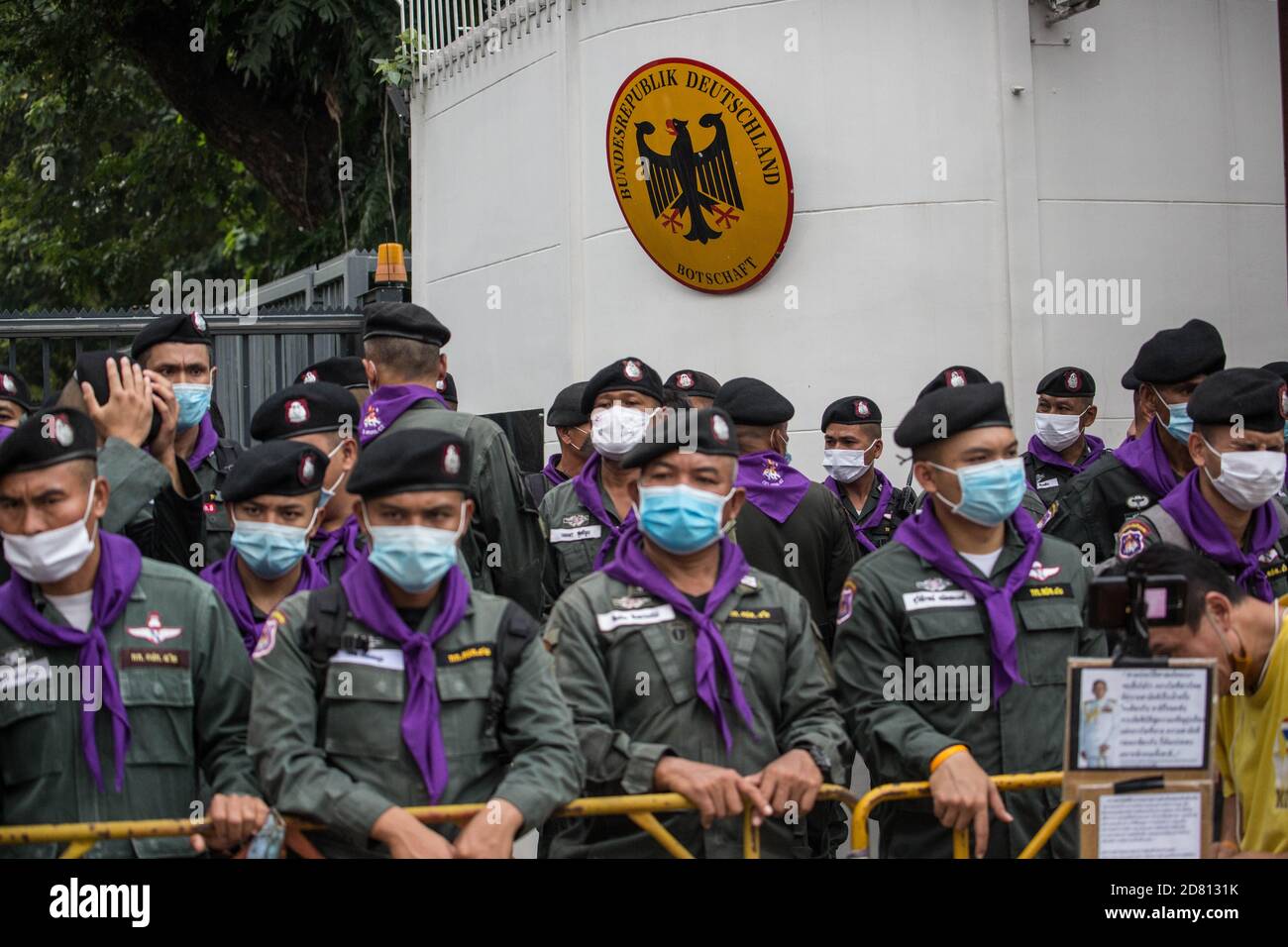 La police thaïlandaise a vu debout lors d'une manifestation à l'extérieur de l'ambassade d'Allemagne. Les manifestants de chemises jaunes se sont rassemblés devant l’ambassade d’Allemagne à Sathorn Road pour montrer leur soutien à la monarchie. Ils ont également soumis une lettre expliquant la situation politique en Thaïlande à l’ambassadeur Georg Schmidt, qui a été signé par Nitititititorn Lamlua et Pichit Chaimongkol du mouvement du « peuple de Thaïlande ». Banque D'Images