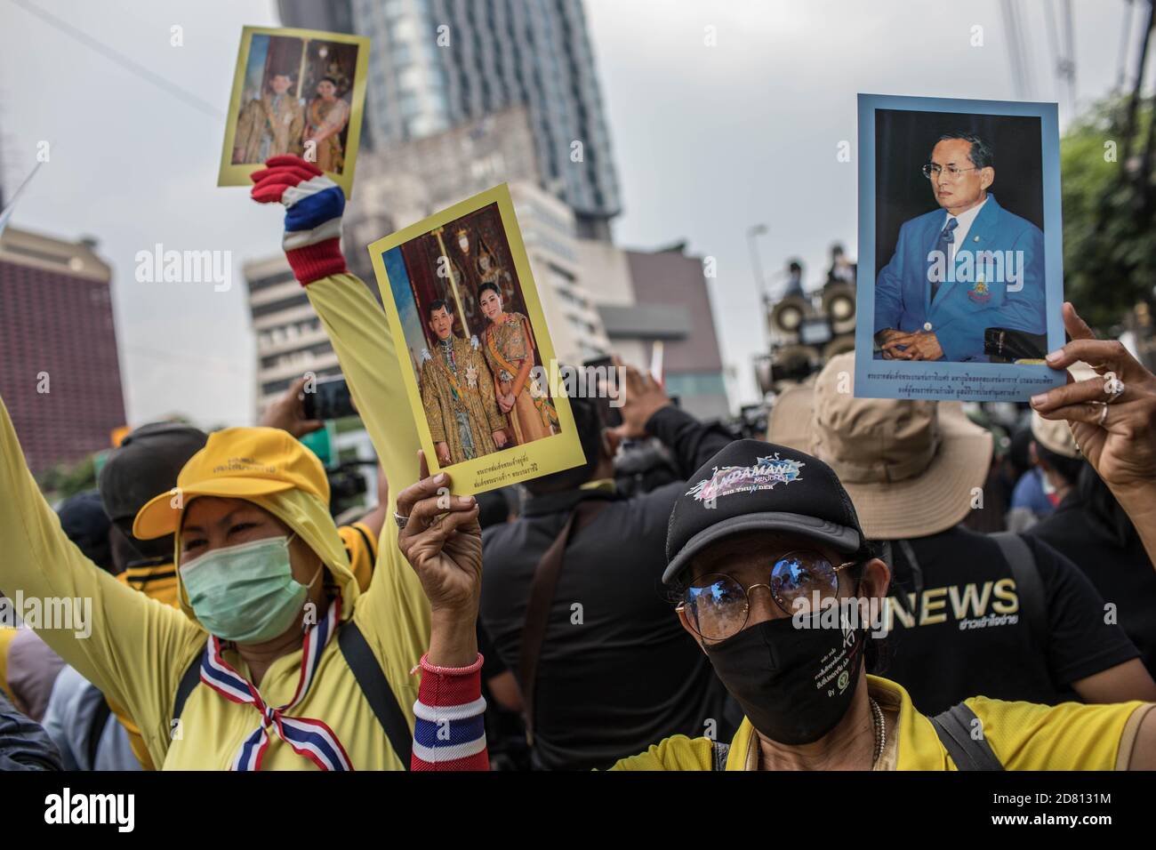 Les manifestants pro-monarchie ont des portraits du roi Maha Vajiralongkorn (Rama X) et de la reine Suthida Bajrasudhabimalakshana, ainsi que du roi Bhumibol Adulyadej (Rama 9) lors d'une manifestation devant l'ambassade d'Allemagne. Les manifestants de chemises jaunes se sont rassemblés devant l’ambassade d’Allemagne à Sathorn Road pour montrer leur soutien à la monarchie. Ils ont également soumis une lettre expliquant la situation politique en Thaïlande à l’ambassadeur Georg Schmidt, qui a été signé par Nitititititorn Lamlua et Pichit Chaimongkol du mouvement du « peuple de Thaïlande ». Banque D'Images