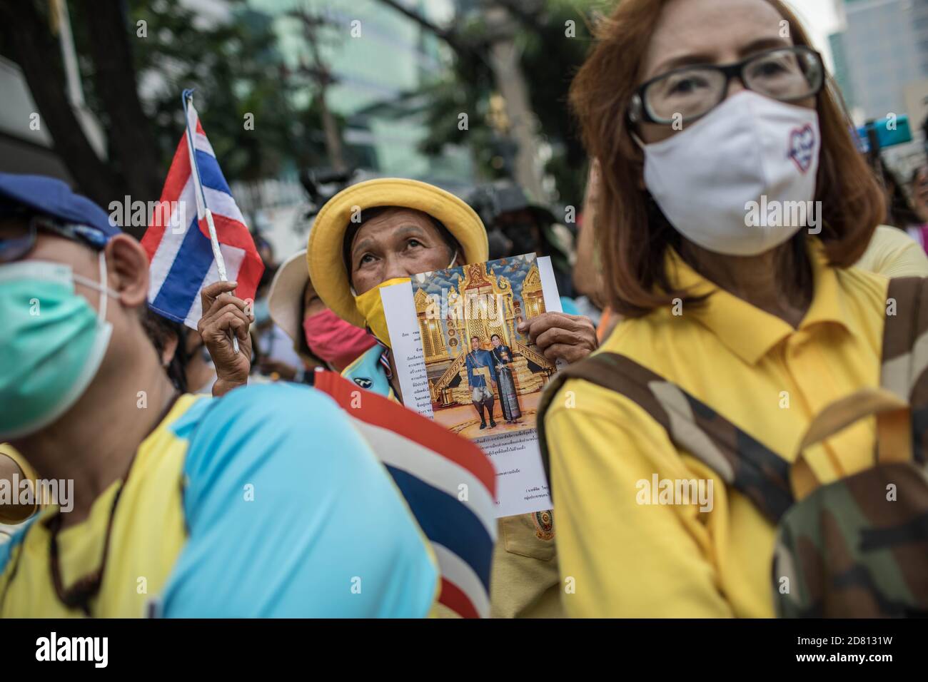 Un manifestant pro-monarchie tient un portrait du roi Maha Vajiralongkorn (Rama X) et de la reine Suthida Bajrasudhabimalakshana lors d'une manifestation devant l'ambassade d'Allemagne. Les manifestants de chemises jaunes se sont rassemblés devant l’ambassade d’Allemagne à Sathorn Road pour montrer leur soutien à la monarchie. Ils ont également soumis une lettre expliquant la situation politique en Thaïlande à l’ambassadeur Georg Schmidt, qui a été signé par Nitititititorn Lamlua et Pichit Chaimongkol du mouvement du « peuple de Thaïlande ». Banque D'Images