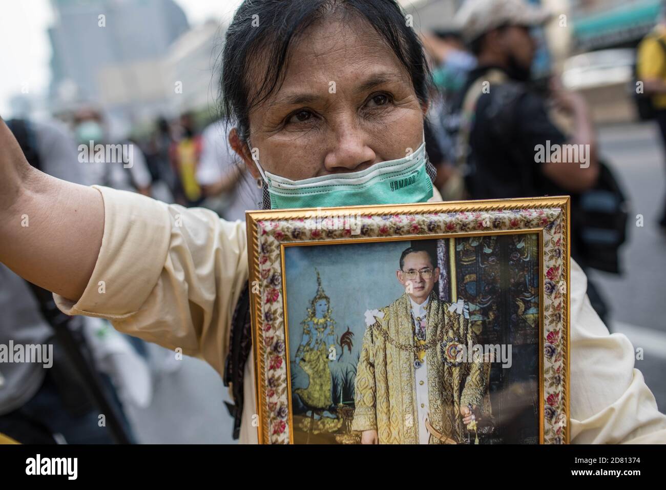 Bangkok, Thaïlande. 26 octobre 2020. Un protestant pro-monarchie tient le portrait du roi Bhumibol Adulyadej (Rama 9) lors d'une manifestation à l'extérieur de l'ambassade d'Allemagne. Les manifestants de chemises jaunes se sont rassemblés devant l’ambassade d’Allemagne à Sathorn Road pour montrer leur soutien à la monarchie. Ils ont également soumis une lettre expliquant la situation politique en Thaïlande à l’ambassadeur Georg Schmidt, qui a été signé par Nitititititorn Lamlua et Pichit Chaimongkol du mouvement du « peuple de Thaïlande ». Crédit : SOPA Images Limited/Alamy Live News Banque D'Images