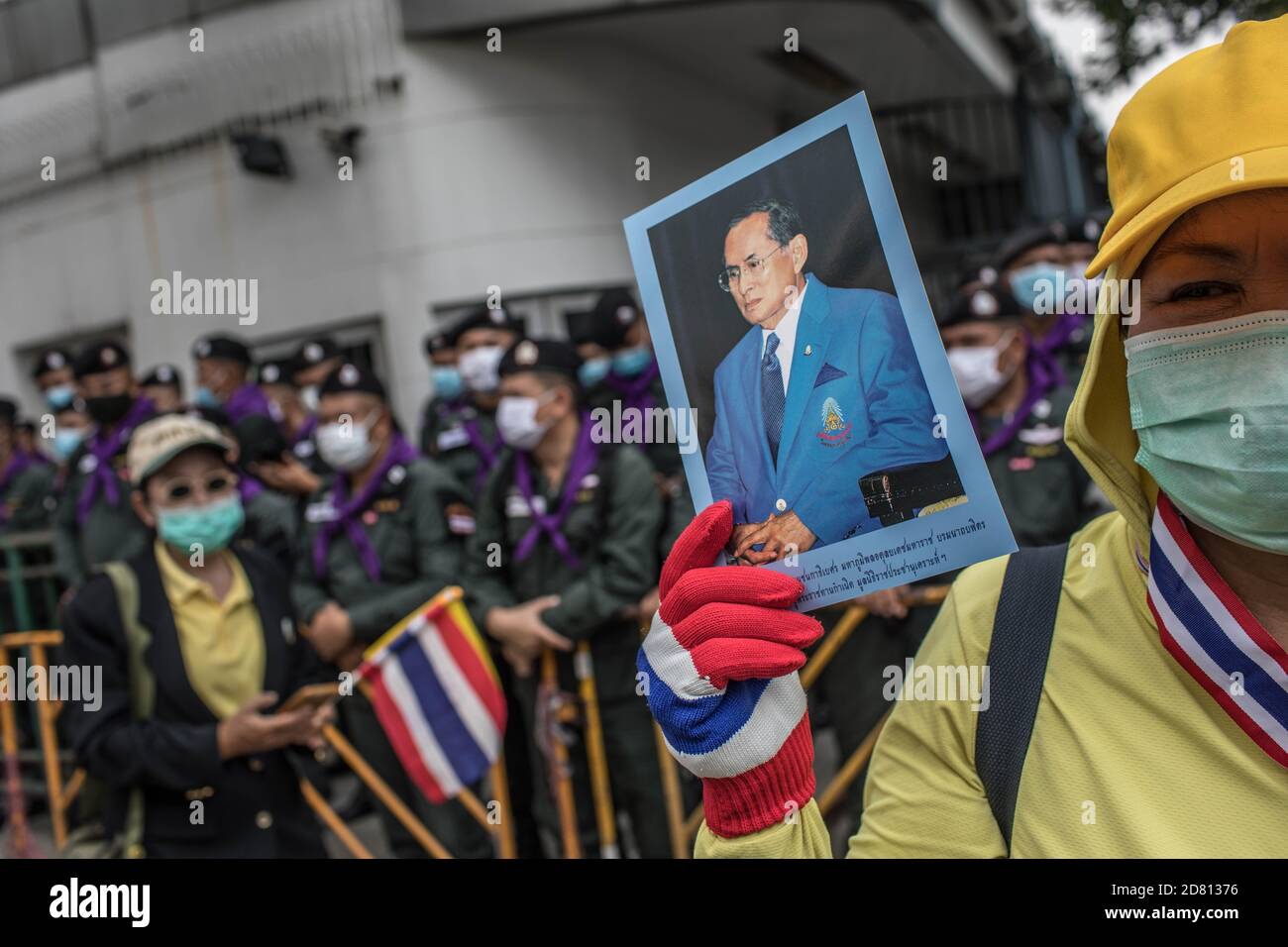 Bangkok, Thaïlande. 26 octobre 2020. Un protestant pro-monarchie tient le portrait du roi Bhumibol Adulyadej (Rama 9) lors d'une manifestation à l'extérieur de l'ambassade d'Allemagne. Les manifestants de chemises jaunes se sont rassemblés devant l’ambassade d’Allemagne à Sathorn Road pour montrer leur soutien à la monarchie. Ils ont également soumis une lettre expliquant la situation politique en Thaïlande à l’ambassadeur Georg Schmidt, qui a été signé par Nitititititorn Lamlua et Pichit Chaimongkol du mouvement du « peuple de Thaïlande ». Crédit : SOPA Images Limited/Alamy Live News Banque D'Images