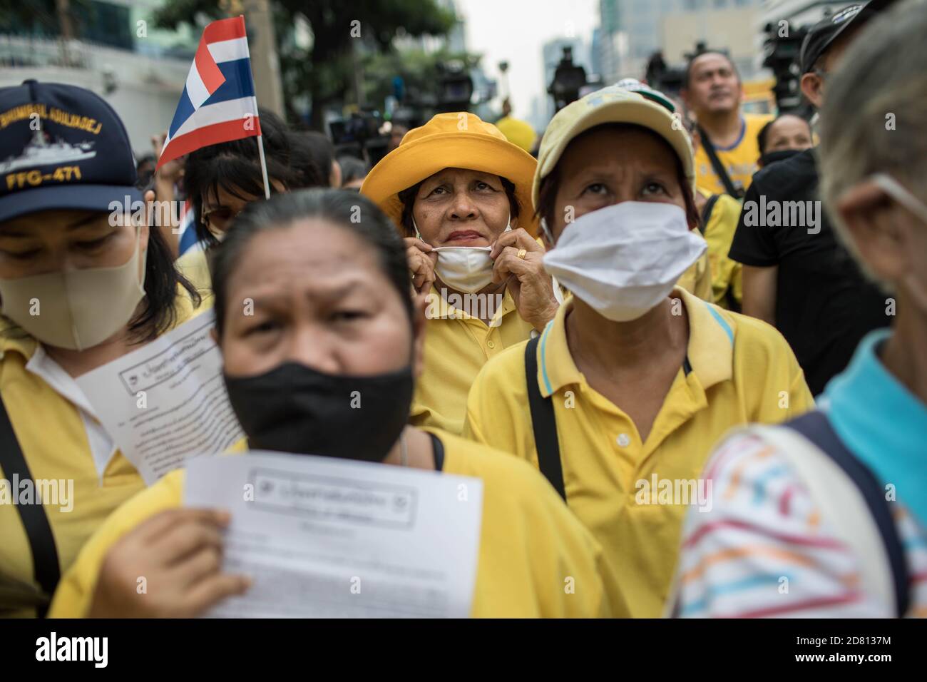 Bangkok, Thaïlande. 26 octobre 2020. Les manifestants pro-monarchie ont entendu les discours lors d'une manifestation devant l'ambassade d'Allemagne. Les manifestants de chemises jaunes se sont rassemblés devant l’ambassade d’Allemagne à Sathorn Road pour montrer leur soutien à la monarchie. Ils ont également soumis une lettre expliquant la situation politique en Thaïlande à l’ambassadeur Georg Schmidt, qui a été signé par Nitititititorn Lamlua et Pichit Chaimongkol du mouvement du « peuple de Thaïlande ». Crédit : SOPA Images Limited/Alamy Live News Banque D'Images