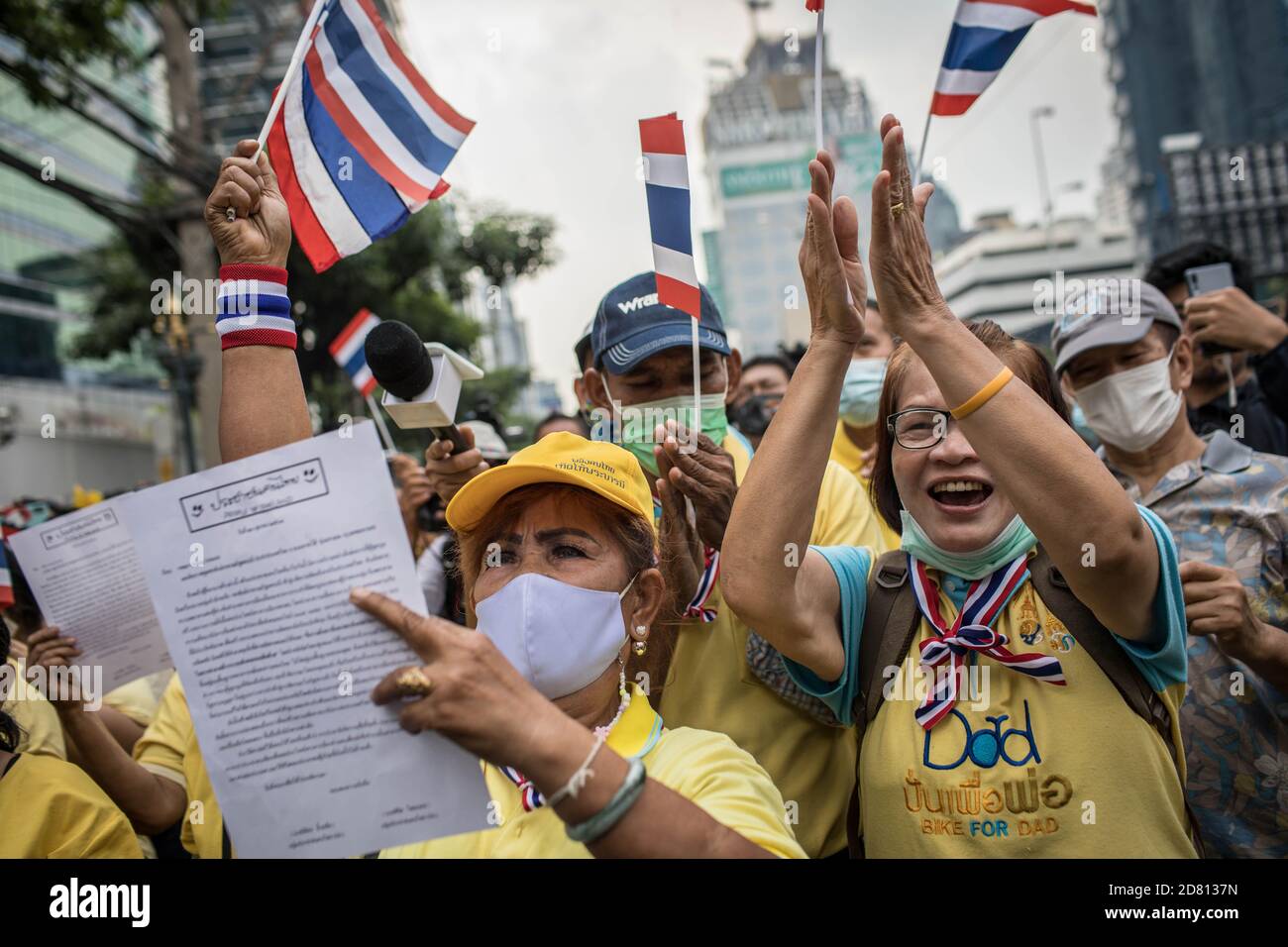 Bangkok, Thaïlande. 26 octobre 2020. Les manifestants pro-monarchie ont entendu des discours lors d'une manifestation devant l'ambassade d'Allemagne. Les manifestants de chemises jaunes se sont rassemblés devant l’ambassade d’Allemagne à Sathorn Road pour montrer leur soutien à la monarchie. Ils ont également soumis une lettre expliquant la situation politique en Thaïlande à l’ambassadeur Georg Schmidt, qui a été signé par Nitititititorn Lamlua et Pichit Chaimongkol du mouvement du « peuple de Thaïlande ». Crédit : SOPA Images Limited/Alamy Live News Banque D'Images