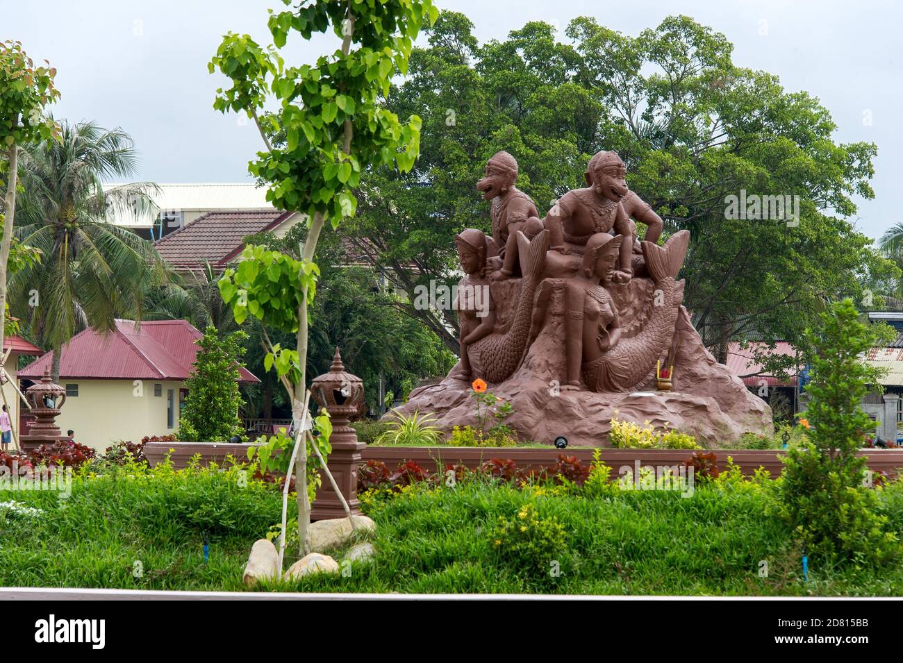 Sculpture à l'étang de Lotus à l'intérieur de la ville de Kambot, Cambodge Banque D'Images