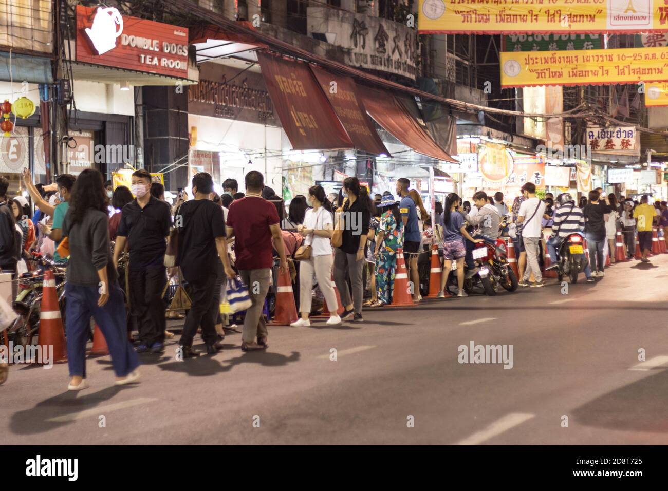 Bangkok Thaïlande - 24 octobre 2020 :- beaucoup de personnes, marchant à la rue de nourriture de Bangkok certains vendeurs de rue opèrent dans des groupes le même endroit chaque nuit Banque D'Images