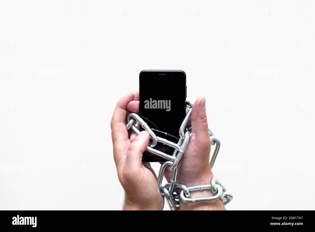 Gros plan Homme tenant un smartphone avec chaîne métallique sur fond blanc studio. Concept de sécurité Banque D'Images