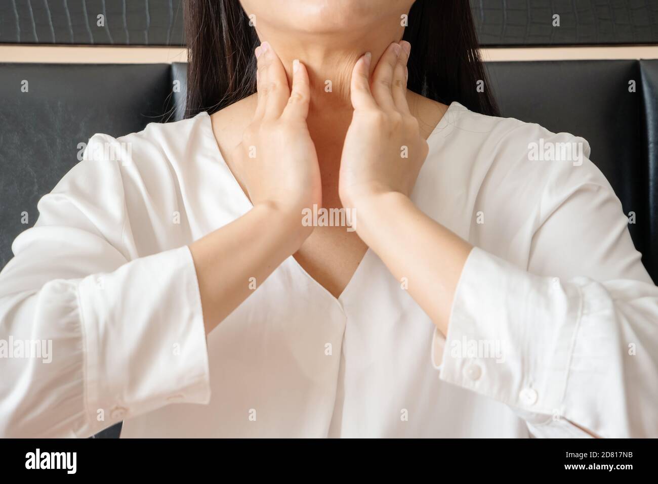 L'épaule douloureuse blessure au cou femmes souffrent de santé et médecine de travail concept de récupération Banque D'Images