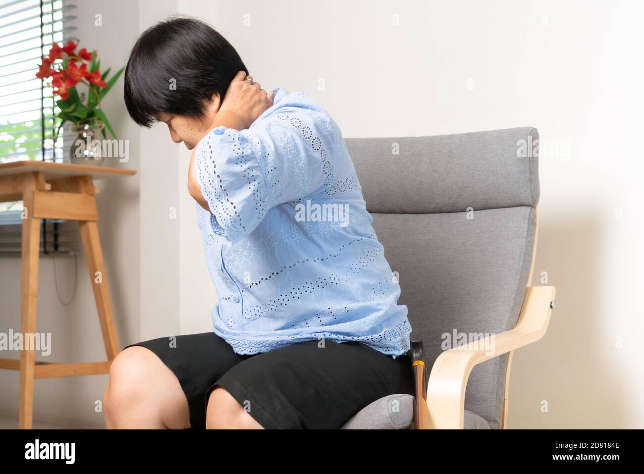 douleur de cou et d'épaule de la vieille femme, problème de santé de concept senior Banque D'Images