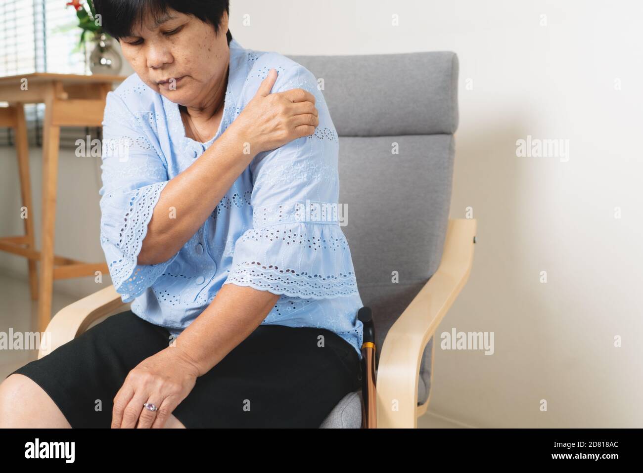 Douleurs au cou et aux épaules, vieille femme souffrant de blessures au cou et à l'épaule, le problème de santé concept Banque D'Images