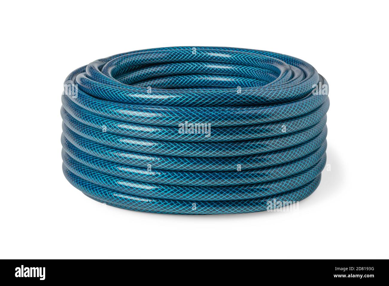 Rouleau de tuyau d'irrigation de jardin renforcé isolé sur fond blanc Banque D'Images