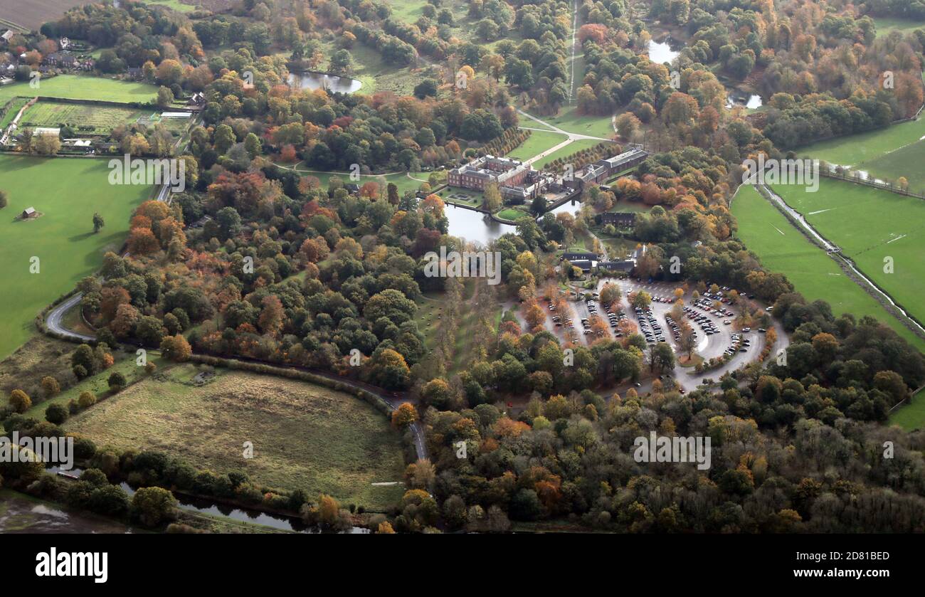 Vue aérienne de la propriété de Dunham Massey, une attraction touristique près d'Altrincham, gérée par National Trust Banque D'Images