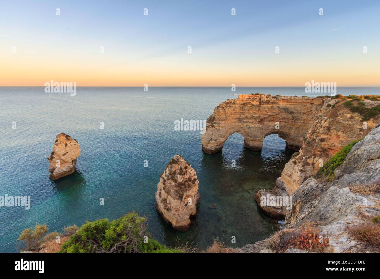 Algarve au Portugal et ses plages étonnantes, est une destination de vacances d'été pour de nombreux touristes en Europe. Paysage avec falaises sur la côte à colorf Banque D'Images