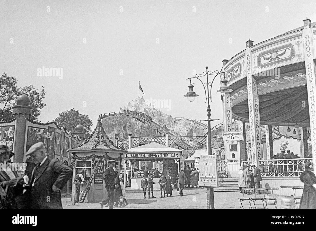 Une ancienne photographie, vers 1924, de l'exposition de l'Empire britannique qui s'est tenue à Wembley Park, Wembley, Angleterre, Royaume-Uni de 23.04.1924 à 31.10.1925. Cette vue est sur le parc d'attractions, les kiosques d'amusement et le grand-balancier / roller-coaster tour - la piste en bois qui se sont emparée dans et hors des paysages alpins. Le rond-point "amélioré" coûte 6d pour un trajet. Le principal matériau de construction utilisé pour les bâtiments de l'exposition était le béton armé («ferro-béton»), choisi pour sa vitesse de construction. Wembley Park a remporté le titre de première «ville concrète». Banque D'Images