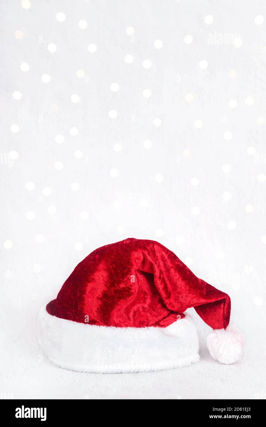 Joyeux Noël.Red chapeau de santa isolé sur les lumières de Noël.fond de concept de Noël Banque D'Images