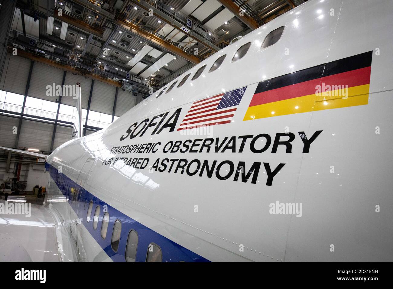 Hambourg, Allemagne. 26 octobre 2020. Un Boeing 747 converti avec l'Observatoire stratosphérique d'astronomie infrarouge (Sofia) est debout pour la maintenance dans un hangar de Lufthansa Technik. LES chercheurs AMÉRICAINS ont trouvé de nouvelles preuves de l'eau sur la lune. (Aux 'chercheurs trouvent de nouvelles preuves de l'eau sur la lune') Credit: Christian Charisius/dpa/Alamy Live News Banque D'Images