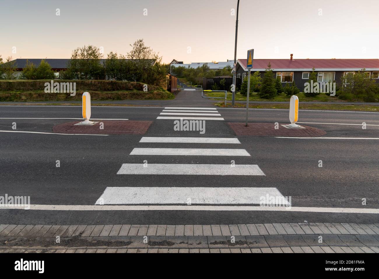 Vider la traverse sur une route urbaine au crépuscule Banque D'Images