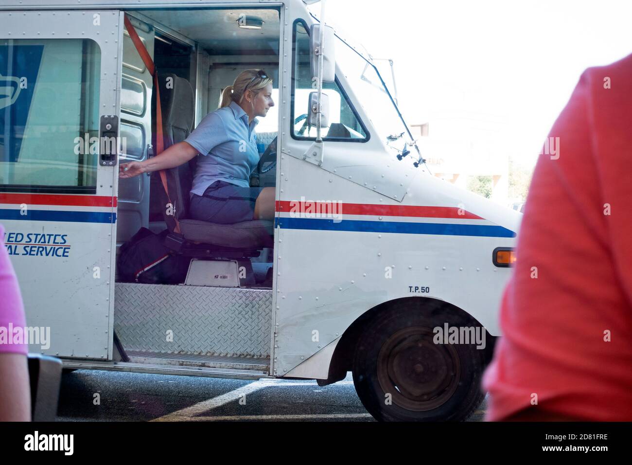 Un transporteur de courrier féminin livrant le courrier dans un camion postal. Downers Grove Illinois, Illinois, États-Unis Banque D'Images