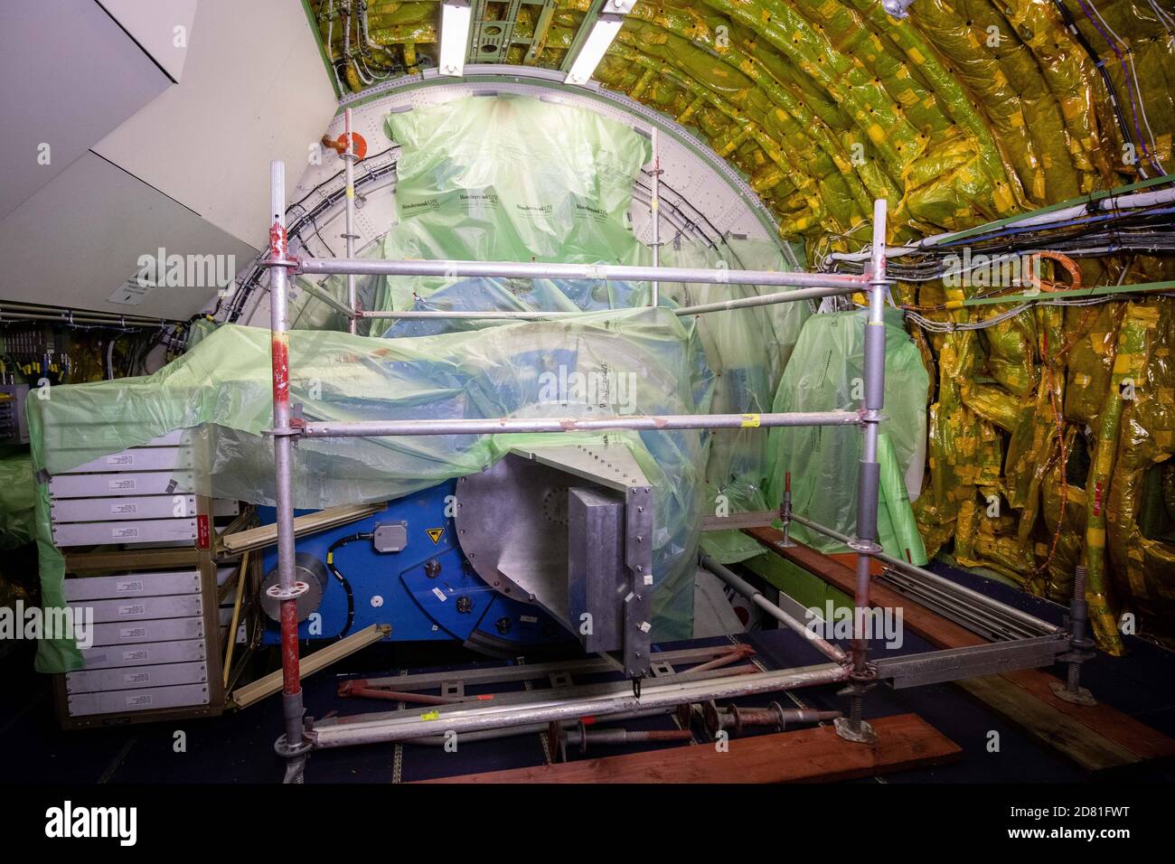 26 octobre 2020, Hambourg: Vue de la partie arrière du télescope recouverte d'un film protecteur dans la cabine pressurisée d'un Boeing 747 converti avec l'Observatoire stratosphérique d'astronomie infrarouge (Sofia), qui est situé pour l'entretien dans un hangar de Lufthansa Technik. Les chercheurs AMÉRICAINS ont trouvé de nouvelles preuves de l'eau sur la lune en analysant les données de Sofia fournies par le Boeing 747 converti en télescope de vol par l'agence spatiale américaine NASA et le Centre aérospatial allemand (DLR). (Pour 'les chercheurs trouvent de nouvelles preuves de l'eau sur la lune') photo: Christian Charisius/dpa Banque D'Images
