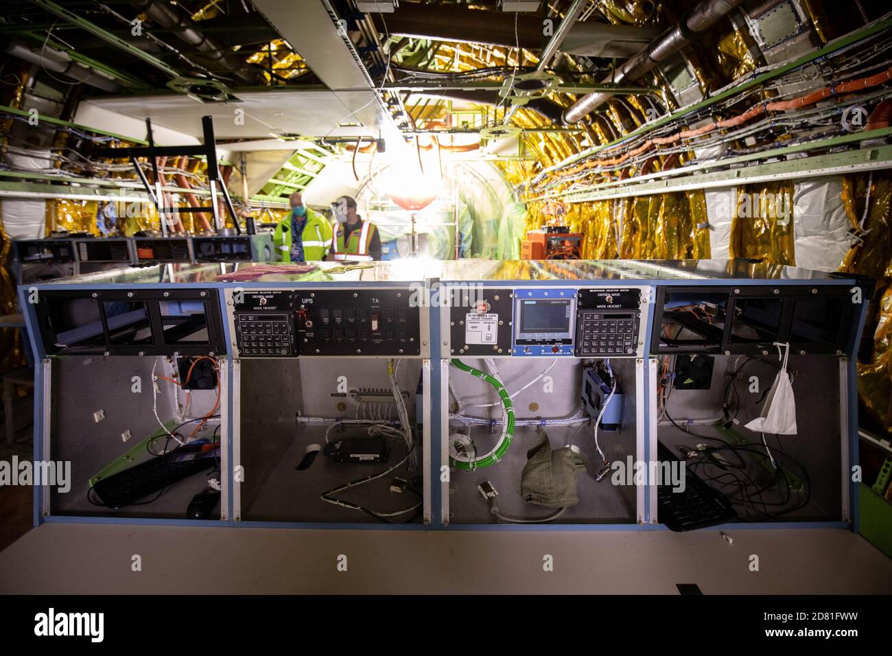 Hambourg, Allemagne. 26 octobre 2020. Des techniciens travaillent en cabine pour les systèmes de recherche d'un Boeing 747 reconverti avec l'Observatoire stratosphérique d'astronomie infrarouge (Sofia), qui est situé pour l'entretien dans un hangar de Lufthansa Technik. Les chercheurs AMÉRICAINS ont trouvé de nouvelles preuves de l'eau sur la lune en analysant les données de Sofia fournies par le Boeing 747 converti en télescope de vol par l'agence spatiale américaine NASA et le Centre aérospatial allemand (DLR). (Aux 'chercheurs trouvent de nouvelles preuves de l'eau sur la lune') Credit: Christian Charisius/dpa/Alamy Live News Banque D'Images