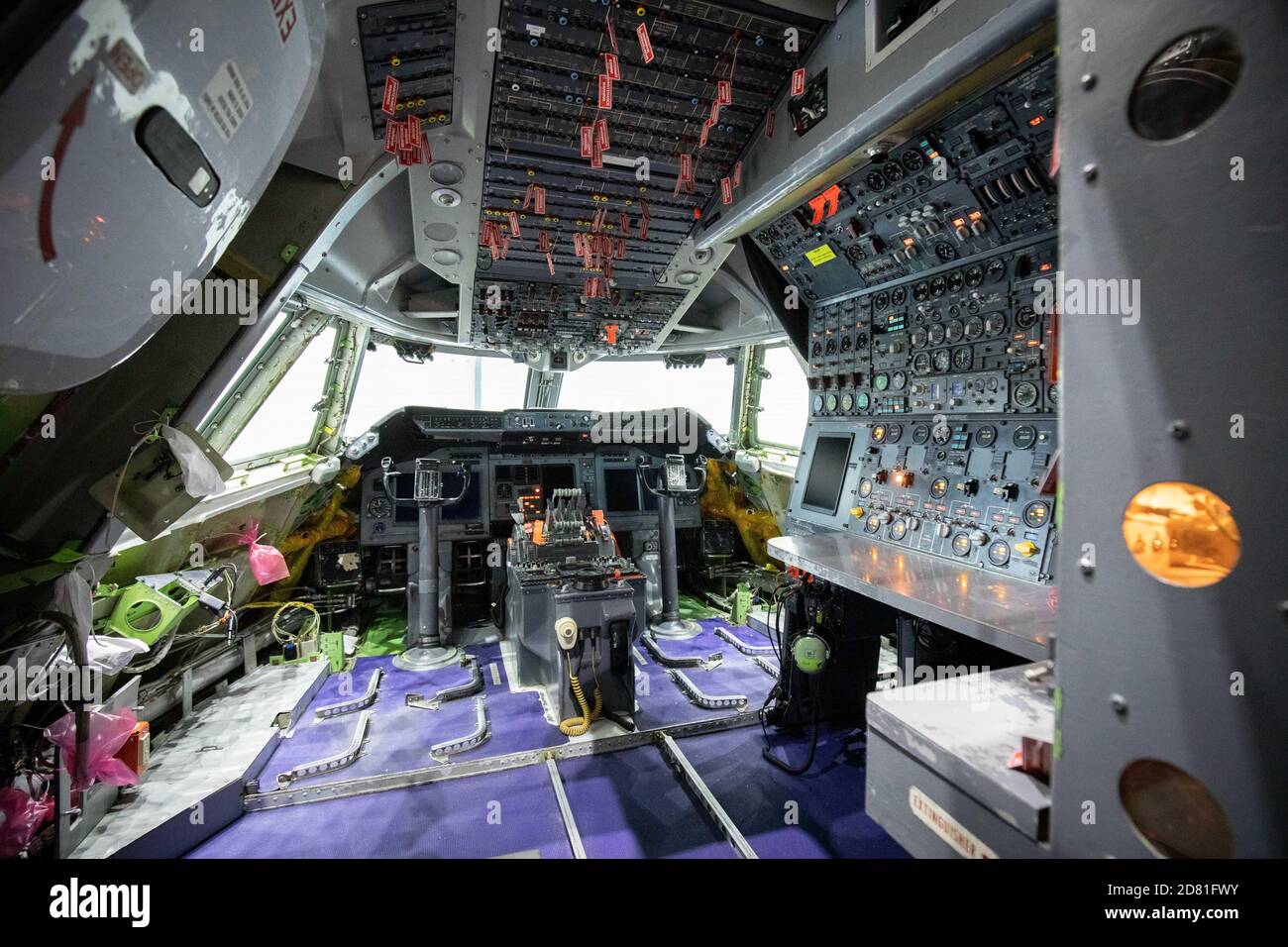 Hambourg, Allemagne. 26 octobre 2020. Vue dans le poste de pilotage d'un Boeing 747 converti avec l'Observatoire stratosphérique d'astronomie infrarouge (Sofia), qui est debout pour l'entretien dans un hangar de Lufthansa Technik. Les chercheurs AMÉRICAINS ont trouvé de nouvelles preuves de l'eau sur la lune en analysant les données de Sofia fournies par le Boeing 747 converti en télescope de vol par l'agence spatiale américaine NASA et le Centre aérospatial allemand (DLR). (Aux 'chercheurs trouvent de nouvelles preuves de l'eau sur la lune') Credit: Christian Charisius/dpa/Alamy Live News Banque D'Images