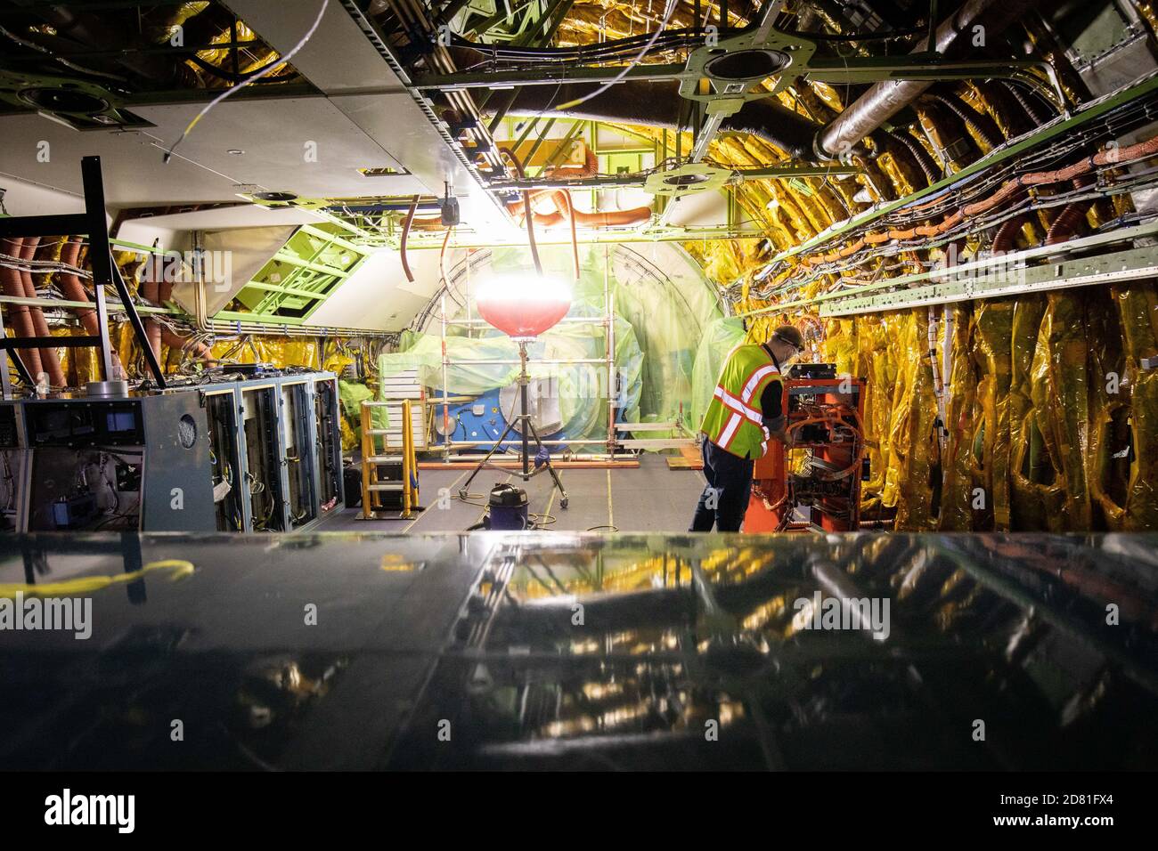 Hambourg, Allemagne. 26 octobre 2020. Un technicien travaille dans la cabine pour les systèmes de recherche d'un Boeing 747 converti avec l'Observatoire stratosphérique d'astronomie infrarouge (Sofia), qui est situé pour l'entretien dans un hangar de Lufthansa Technik. Les chercheurs AMÉRICAINS ont trouvé de nouvelles preuves de l'eau sur la lune en analysant les données de Sofia fournies par le Boeing 747 converti en télescope de vol par l'agence spatiale américaine NASA et le Centre aérospatial allemand (DLR). (Aux 'chercheurs trouvent de nouvelles preuves de l'eau sur la lune') Credit: Christian Charisius/dpa/Alamy Live News Banque D'Images
