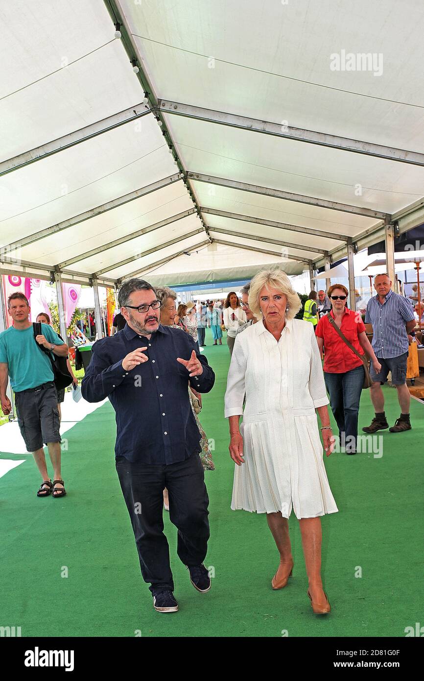 Peter Florence est un directeur de festival britannique, particulièrement remarquable pour la fondation du Hay Festival. Florence photographiée avec la duchesse de Cornwall pendant un vis Banque D'Images