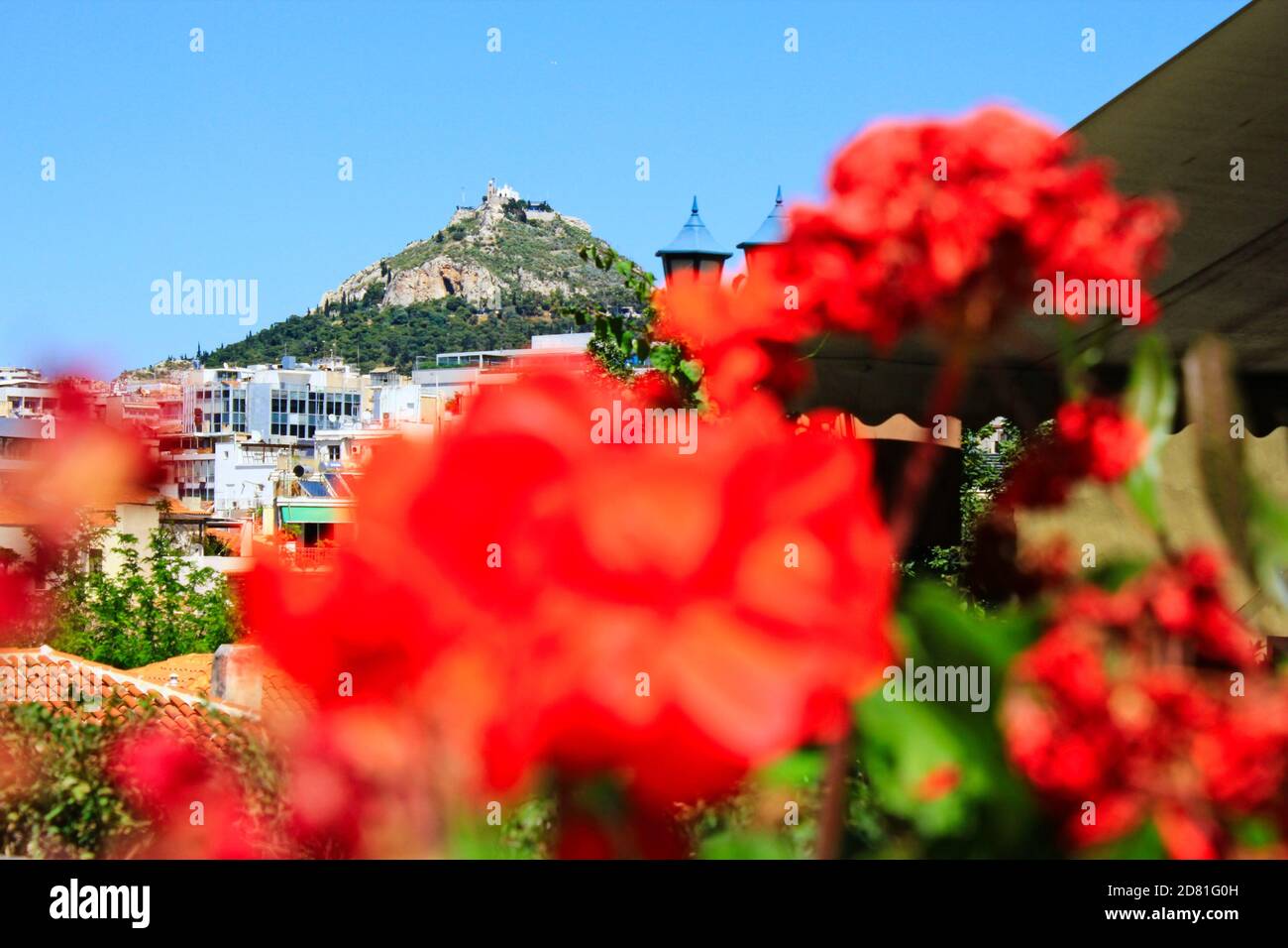 Grèce, Athènes, juin 16 2020 - Athènes vue sur la ville depuis la région d'Anafiotika dans le quartier de Plaka avec la colline de Lycabetus en arrière-plan. Banque D'Images