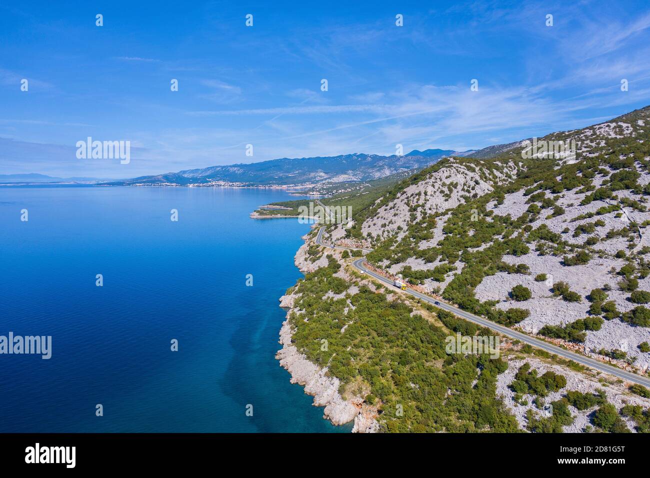 Côte de la Méditerranée du Nord de la Croatie. Bleu profond eaux côtières peu profondes. Vue aérienne. Banque D'Images