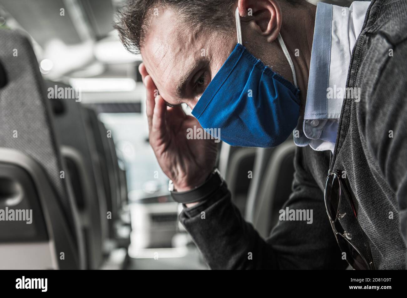 Triste désespéré Caucasiens hommes dans le masque de sécurité sièges frustrés et à l'intérieur du véhicule de bus d'entraîneur. Thème du coronavirus Covid 19. Banque D'Images