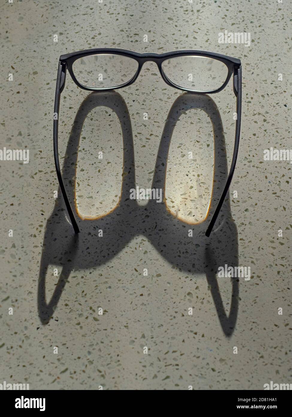 Lecture de lunettes et d'ombres sous le soleil du matin Banque D'Images
