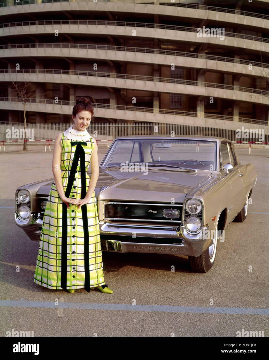 La chanteuse Gigliola Cinquetti avec un Pontiac GT, années 1960. --- la cantte Gigliola Cinquetti con una Pontiac GT, Anni 60. Banque D'Images