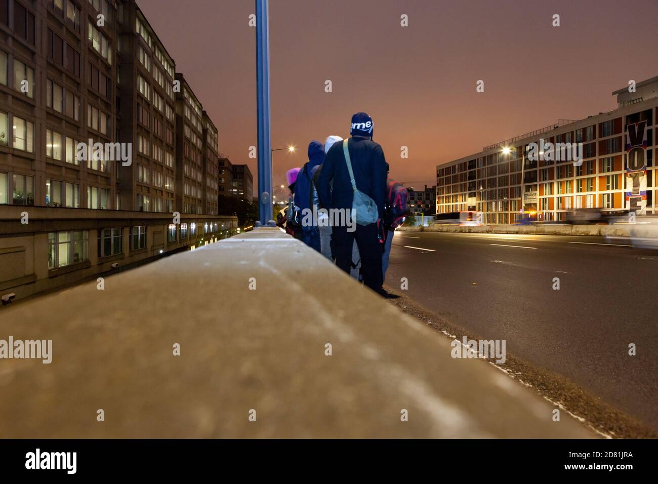 Washington, DC, Etats-Unis, 26 octobre 2020. Photo : les manifestants qui marchent pour fermer l'I-395 pour l'éducation, c'est la protestation de la libération, une action visant à sensibiliser le public aux inégalités raciales dans l'éducation. Elle fait partie de la manifestation de Tent City, qui a six exigences : annuler la dette de prêt étudiant, augmenter les subventions Pell, rencontrer le secrétaire à l'éducation, mettre fin au racisme systémique, créer une école secondaire à la voie HBCU, et concevoir un plan sûr de réouverture d'école pour Covid-19. La ville de tente est sponsorisée par le mouvement en direct, la matière des terPS noirs et le collectif des palmiers. Crédit : Allison C Bailey/Alay Live News Banque D'Images