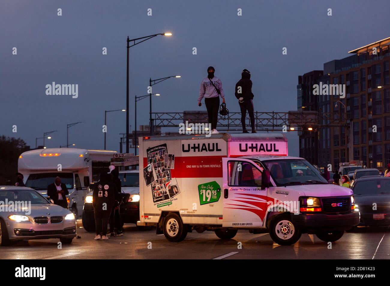Washington, DC, Etats-Unis, 26 octobre 2020. Photo : les manifestants à la tête de l'éducation sont des manifestants de libération ont fermé l'I-395 du sommet d'un camion. La manifestation fait partie de la manifestation Tent City, qui a six revendications : annuler la dette des prêts étudiants, augmenter les subventions Pell, rencontrer le secrétaire à l'éducation, mettre fin au racisme systémique, créer une école secondaire pour HBCU sentier, et concevoir un plan sûr de réouverture d'école pour Covid-19. La ville de tente est sponsorisée par le mouvement en direct, la matière des terPS noirs et le collectif des palmiers. Crédit : Allison C Bailey/Alay Live News Banque D'Images
