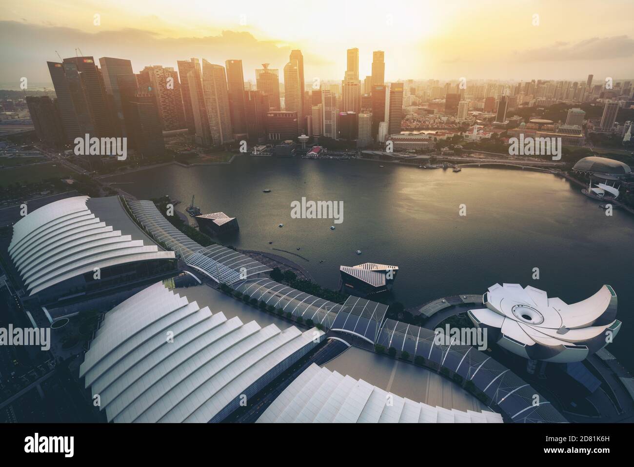 Skyline de Singapour à Marina Bay depuis la vue aérienne au coucher du soleil. Quartier central de Singapour et Cityscape à Dusk dans Marina Bay. Singapour City et Skyline Banque D'Images