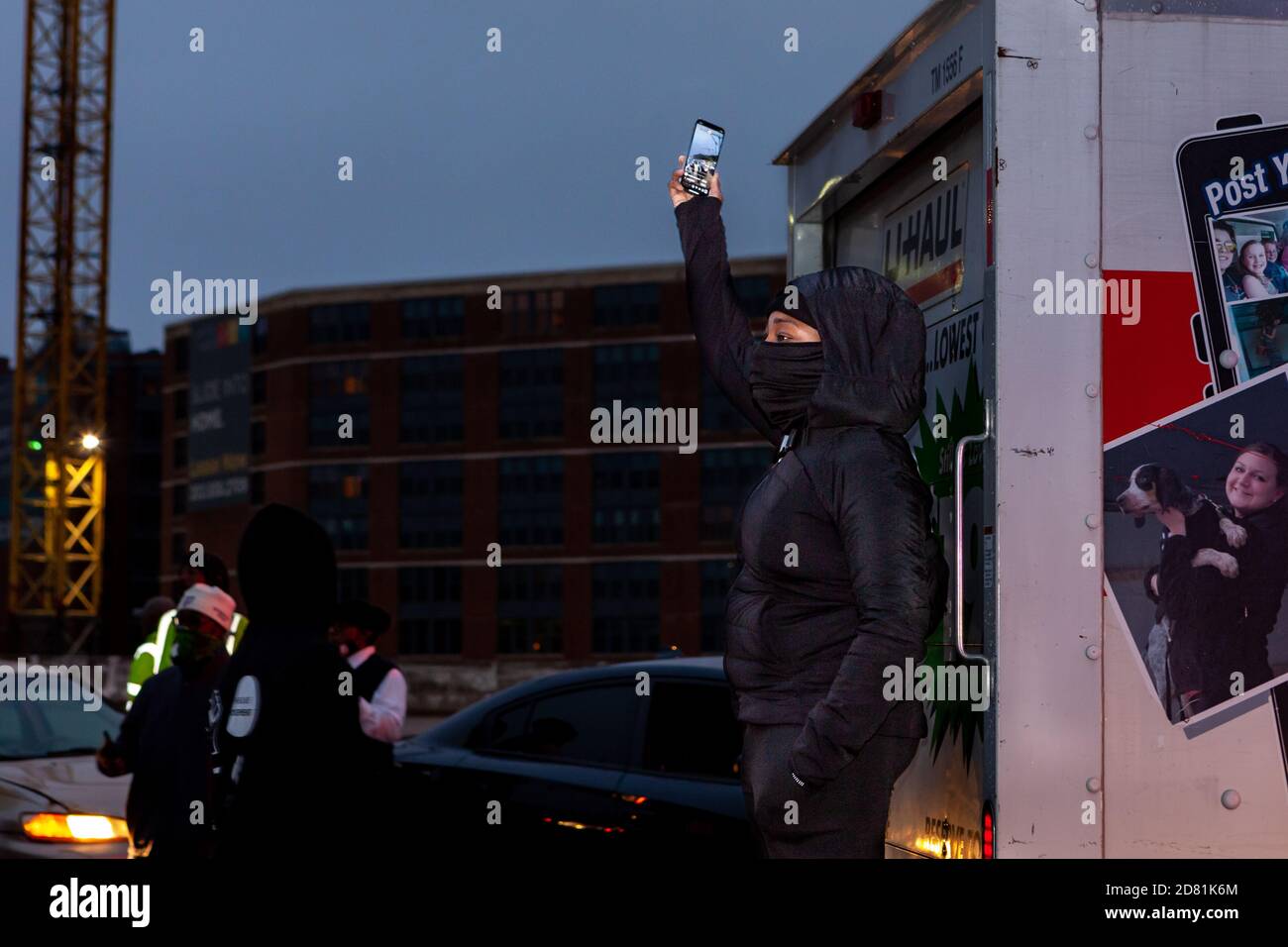 Washington, DC, Etats-Unis, 26 octobre 2020. Photo : un manifestant en direct sur l'éducation est la protestation de la libération, qui a fermé l'I-395, pour sensibiliser le public aux inégalités raciales dans l'éducation. Elle fait partie de la manifestation de Tent City, qui a six exigences : annuler la dette de prêt étudiant, augmenter les subventions Pell, rencontrer le secrétaire à l'éducation, mettre fin au racisme systémique, créer une école secondaire à la voie HBCU, et concevoir un plan sûr de réouverture d'école pour Covid-19. La ville de tente est sponsorisée par le mouvement en direct, la matière des terPS noirs et le collectif des palmiers. Crédit : Allison C Bailey/Alay Live News Banque D'Images