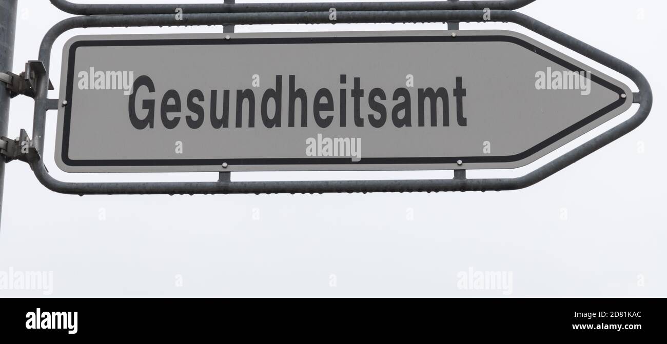 gros plan d'un panneau avec inscription allemande du bureau de santé Banque D'Images