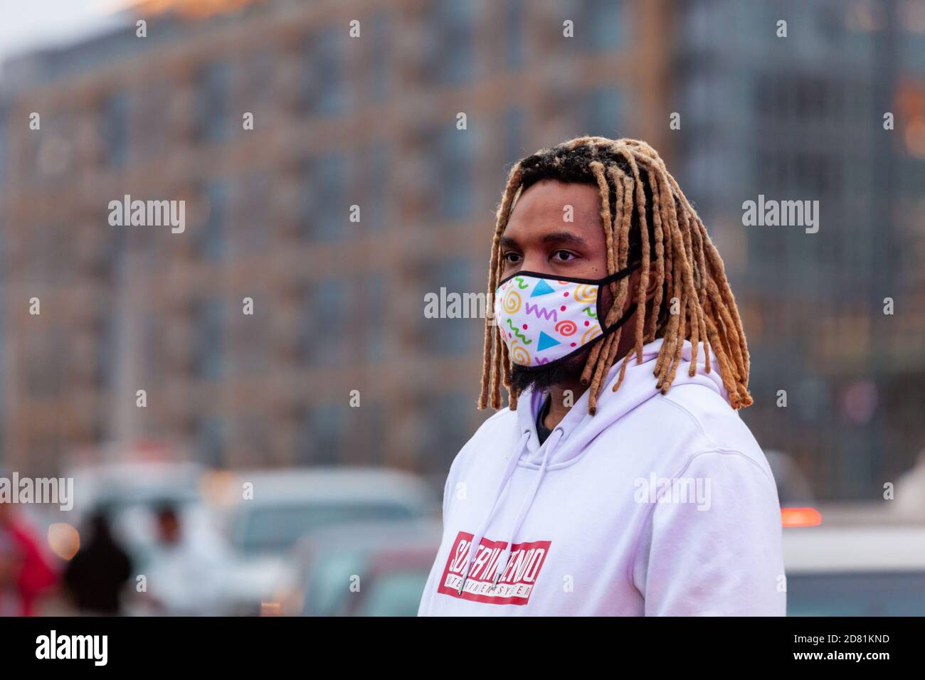 Washington, DC, Etats-Unis, 26 octobre 2020. Sur la photo : un homme coincé dans la circulation s'est sorti de sa voiture pour voir de plus près alors que les manifestants ont fermé l'I-395 pour la manifestation Education is Liberation. La manifestation fait partie de la manifestation Tent City, qui a six revendications : annuler la dette des prêts étudiants, augmenter les subventions Pell, rencontrer le secrétaire à l'éducation, mettre fin au racisme systémique, une voie entre l'école et l'HBCU, et un plan de réouverture d'école sûr pour Covid-19. La ville de tente est sponsorisée par le mouvement en direct, la matière des terPS noirs et le collectif des palmiers. Crédit : Allison C Bailey/Alay Live News Banque D'Images