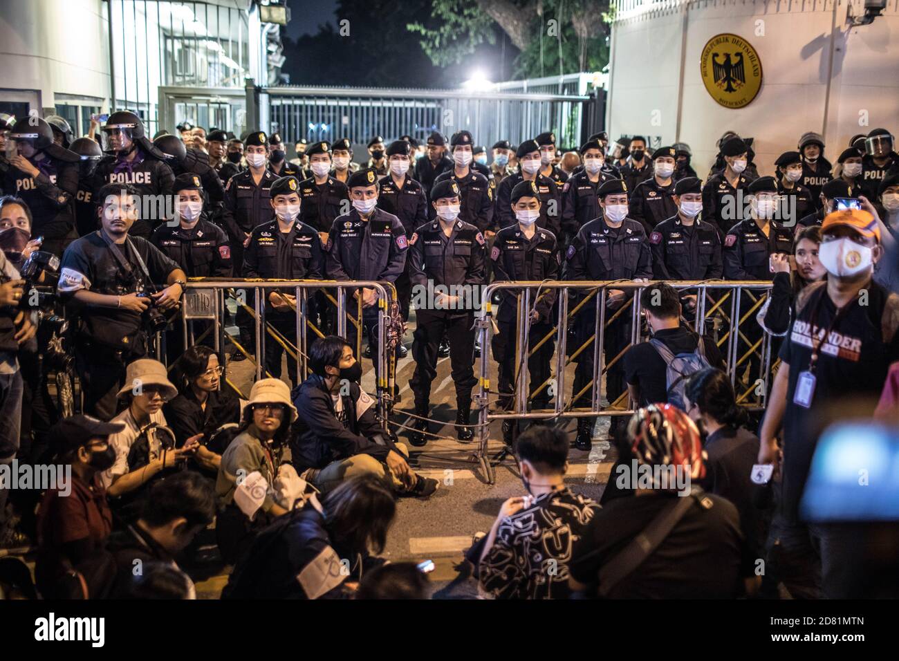 Bangkok, Thaïlande. 26 octobre 2020. La police thaïlandaise vue devant l'ambassade d'Allemagne lors d'une manifestation antigouvernementale devant l'ambassade d'Allemagne. Des milliers de manifestants pro-démocratie ont défilé de Samyan intersection à l'ambassade d'Allemagne pour remettre une lettre demandant une enquête sur la résidence du roi thaïlandais (Rama X) Maha Vajiralongkorn en Allemagne, ainsi que pour demander la démission du Premier ministre thaïlandais et la réforme de la monarchie. Crédit : SOPA Images Limited/Alamy Live News Banque D'Images