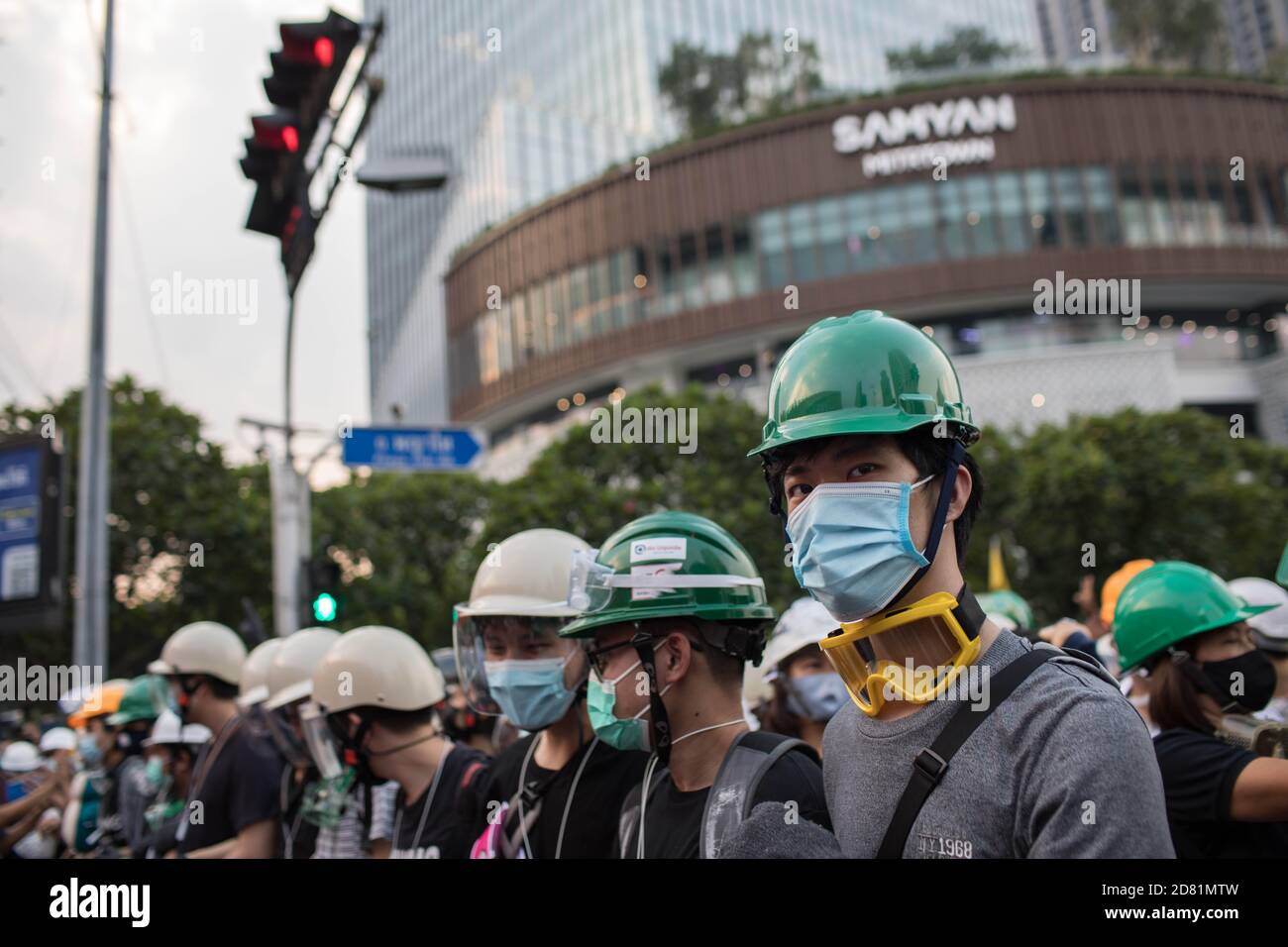 Bangkok, Thaïlande. 26 octobre 2020. Des manifestants pro-démocratie portant des équipements protecteurs sont prêts à marcher jusqu'à l'ambassade d'Allemagne lors d'une manifestation antigouvernementale dans la capitale thaïlandaise. Des milliers de manifestants pro-démocratie ont défilé de Samyan intersection à l'ambassade d'Allemagne pour remettre une lettre demandant une enquête sur la résidence du roi thaïlandais (Rama X) Maha Vajiralongkorn en Allemagne, ainsi que pour demander la démission du Premier ministre thaïlandais et la réforme de la monarchie. Crédit : SOPA Images Limited/Alamy Live News Banque D'Images
