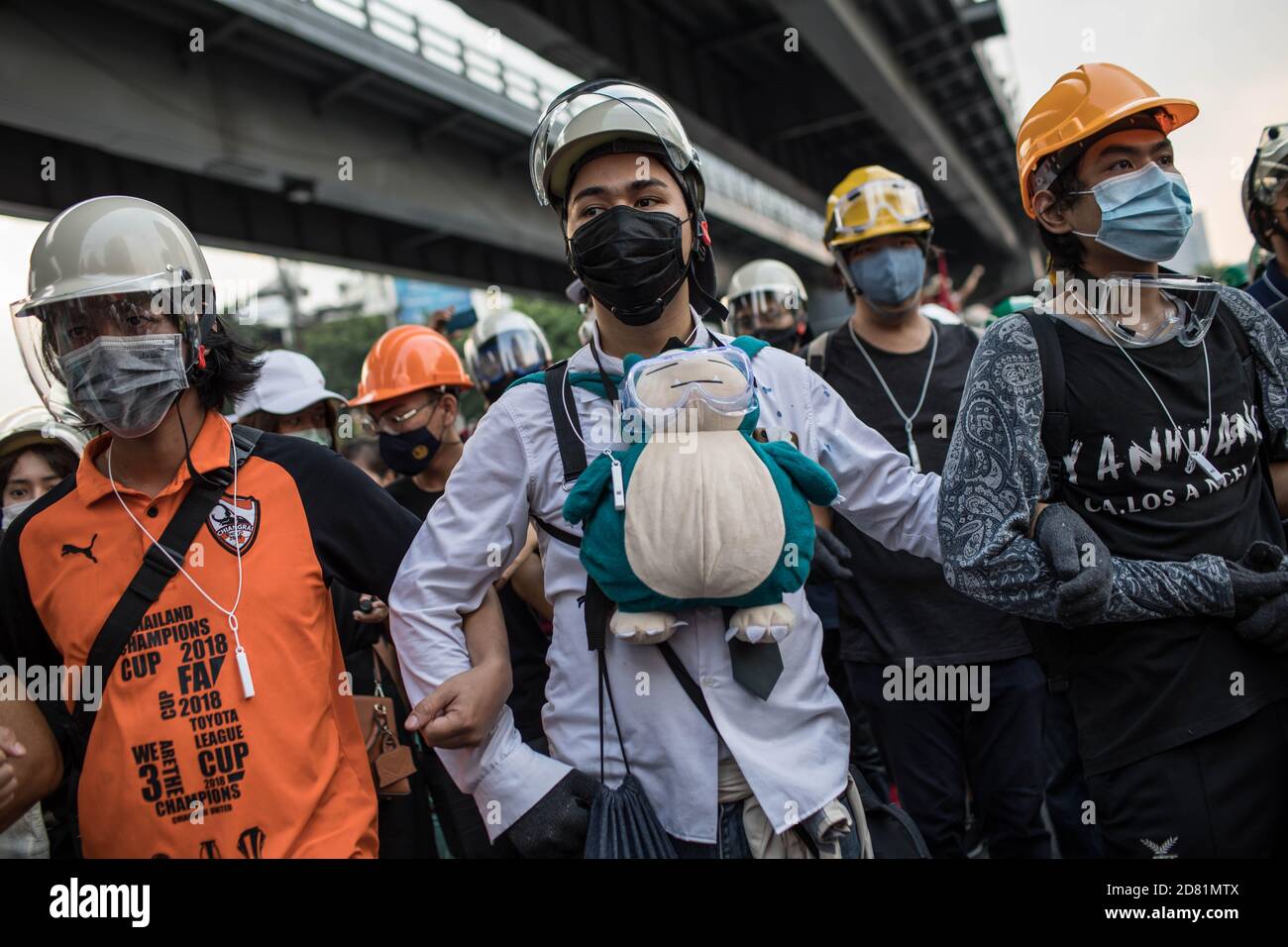 Bangkok, Thaïlande. 26 octobre 2020. Des manifestants pro-démocratie portant des équipements protecteurs sont prêts à marcher jusqu'à l'ambassade d'Allemagne lors d'une manifestation antigouvernementale dans la capitale thaïlandaise. Des milliers de manifestants pro-démocratie ont défilé de Samyan intersection à l'ambassade d'Allemagne pour remettre une lettre demandant une enquête sur la résidence du roi thaïlandais (Rama X) Maha Vajiralongkorn en Allemagne, ainsi que pour demander la démission du Premier ministre thaïlandais et la réforme de la monarchie. Crédit : SOPA Images Limited/Alamy Live News Banque D'Images