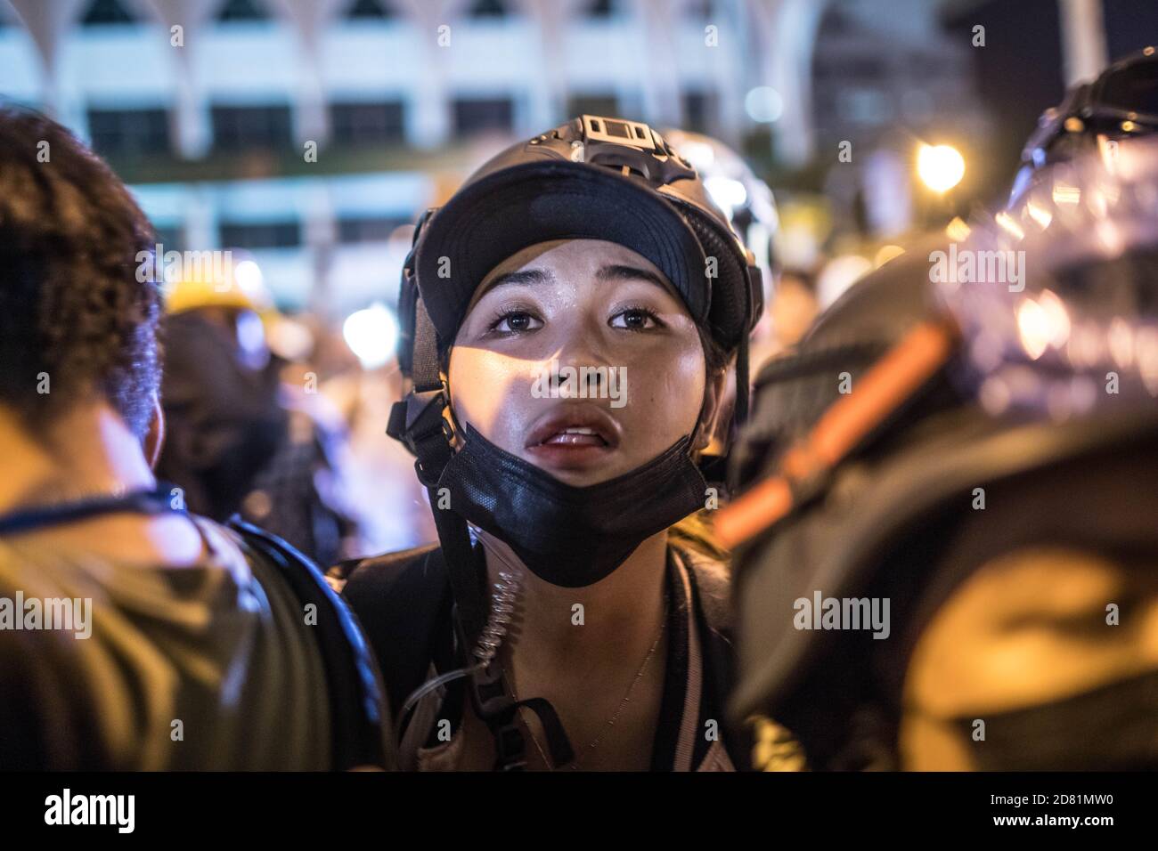 Bangkok, Thaïlande. 26 octobre 2020. Un manifestant pro-démocratie portant un casque a été vu surveiller la foule lors d'une manifestation anti-gouvernementale devant l'ambassade d'Allemagne. Des milliers de manifestants pro-démocratie ont défilé de Samyan intersection à l'ambassade d'Allemagne pour remettre une lettre demandant une enquête sur la résidence du roi thaïlandais (Rama X) Maha Vajiralongkorn en Allemagne, ainsi que pour demander la démission du Premier ministre thaïlandais et la réforme de la monarchie. Crédit : SOPA Images Limited/Alamy Live News Banque D'Images